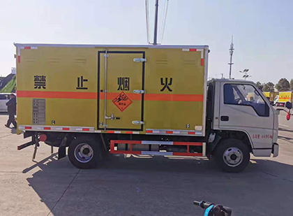 新吴爆破器材运输车