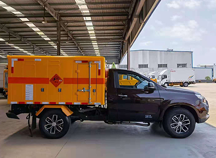 新吴爆破器材运输车
